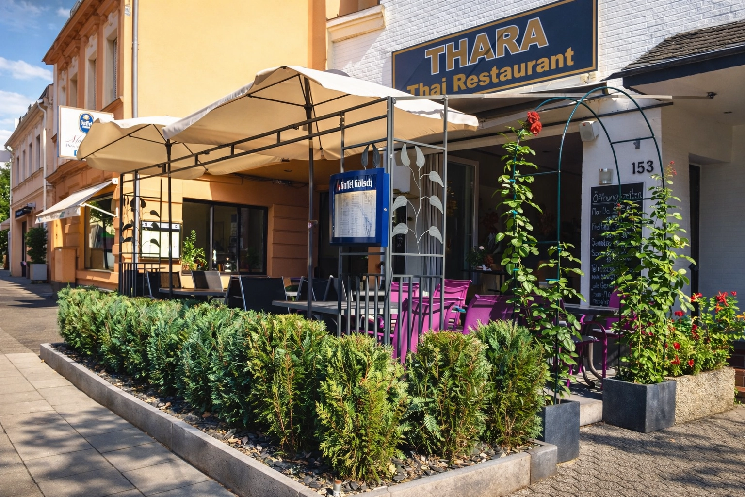 Thara Thai Restaurant – sonnige Terrasse mit Pflanzen und gemütlichem Ambiente